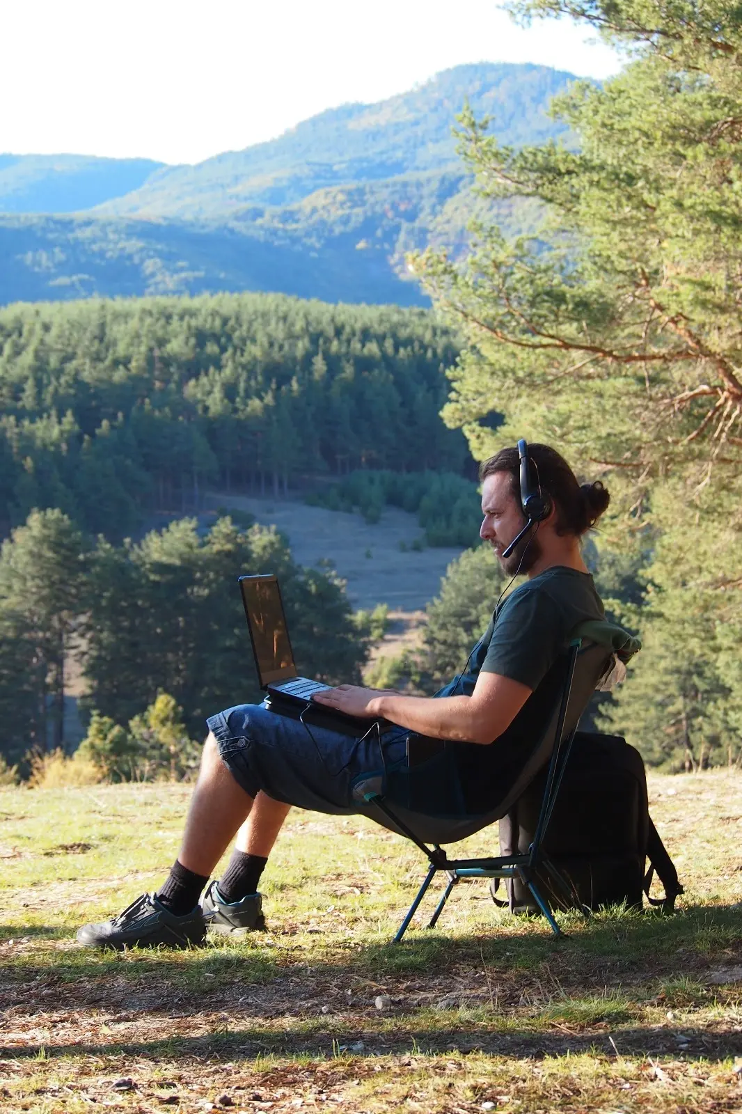 Nómada digital trabajando en el Valle del Ambroz